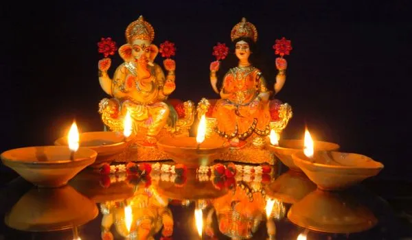 Diwali 2022: दीपावली पर आज राजयोग में लक्ष्मी पूजा का मुहूर्त, जानें विधि, मंत्र और महत्व 